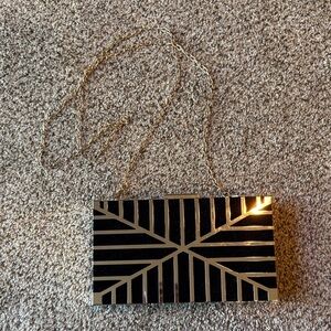 Cariedo | Geometric Art Deco Clutch In Black & Gold w/ Chain